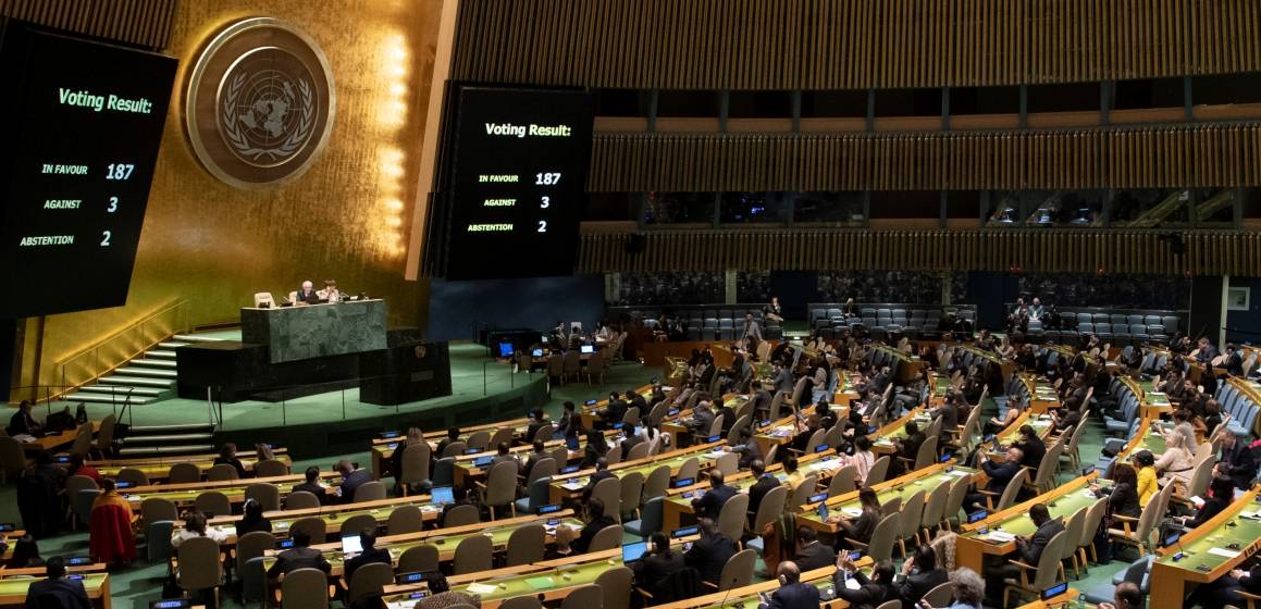 FNs generalforsamling er basert på et demokratisk prinsipp - hvert enkelt medlemsland sin stemme teller like mye. Bildet viser resultatet av en avstemning der det er et stort flertall for at USA skal avslutte sine økonomiske sanksjoner mot Cuba, 7. november 2019. Foto: UN Photo/Evan Schneider